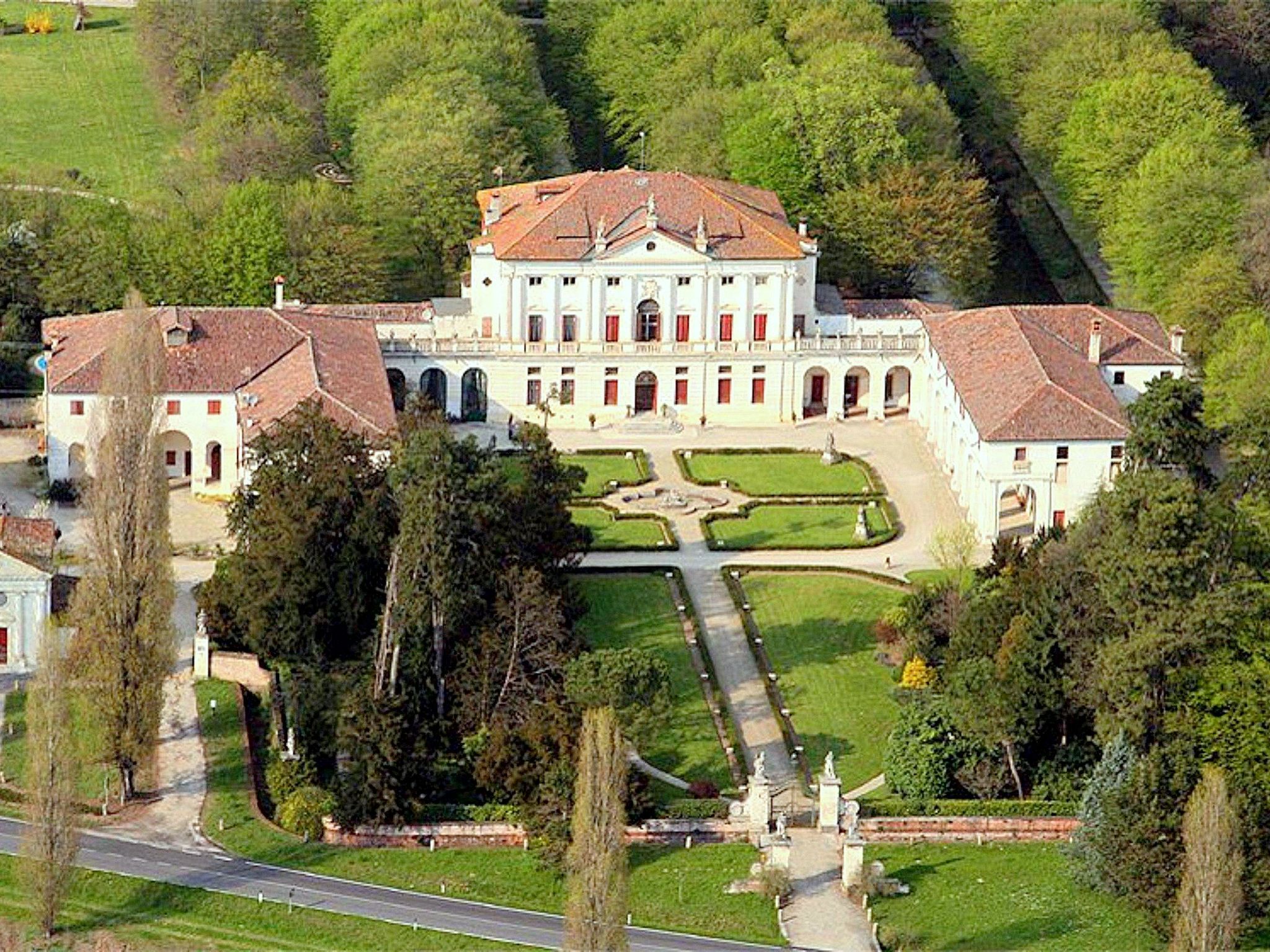 Ein Schloss mieten Aussenansicht